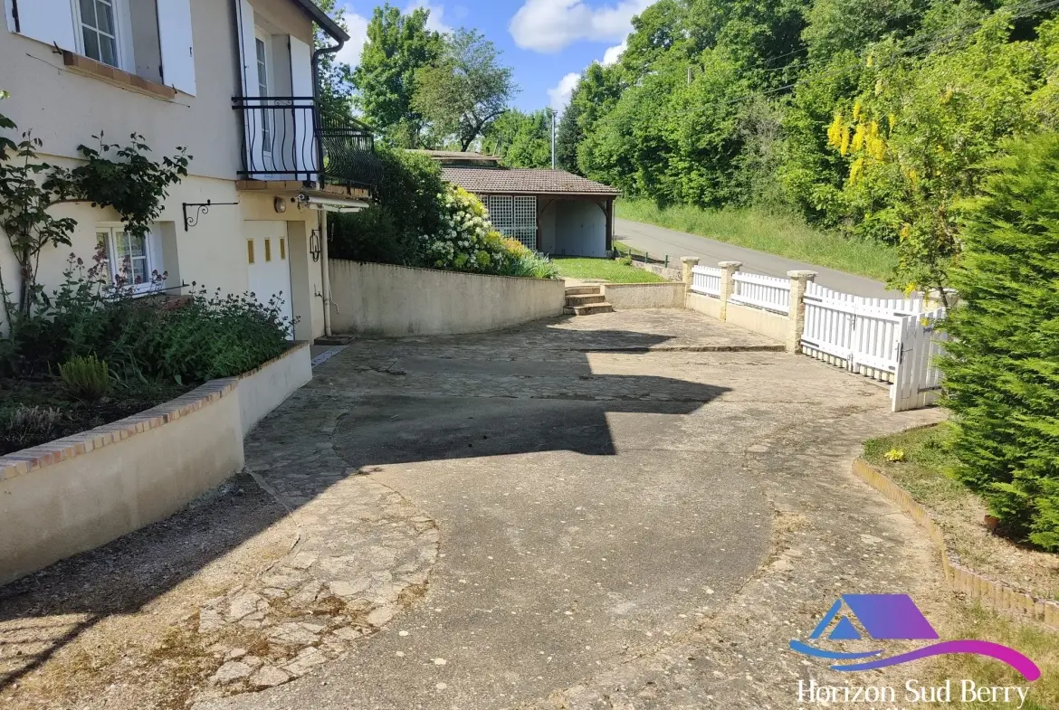 Allée et accès garage Charmante maison de 4 chambres avec studio et jardin clos à La Châtre 