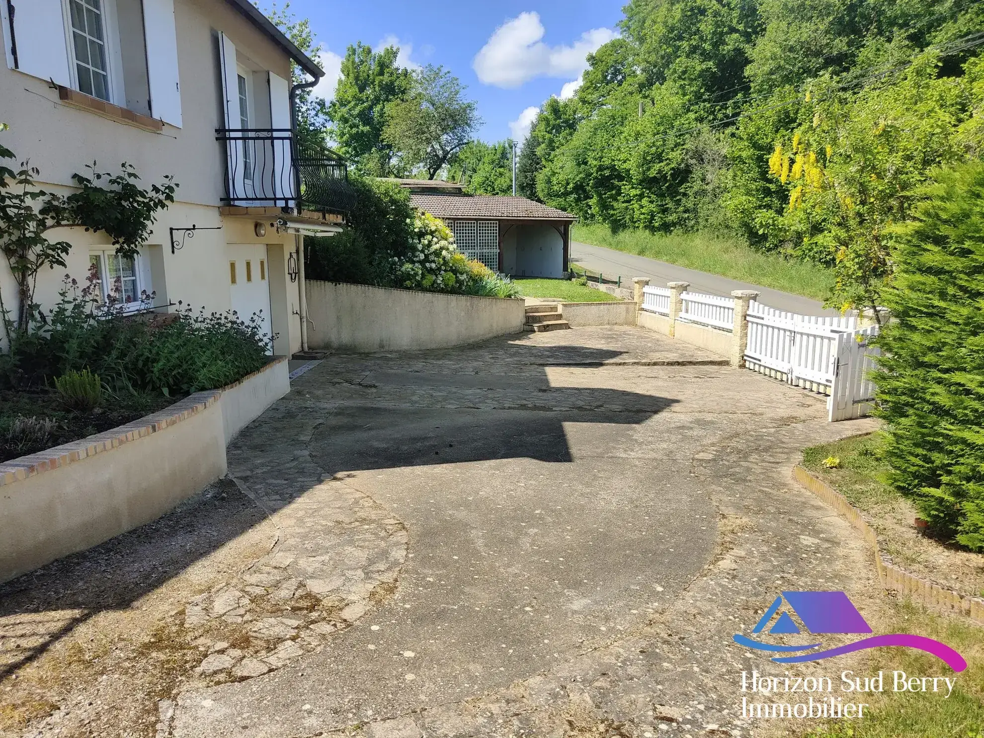 Allée et accès garage Charmante maison de 4 chambres avec studio et jardin clos à La Châtre 