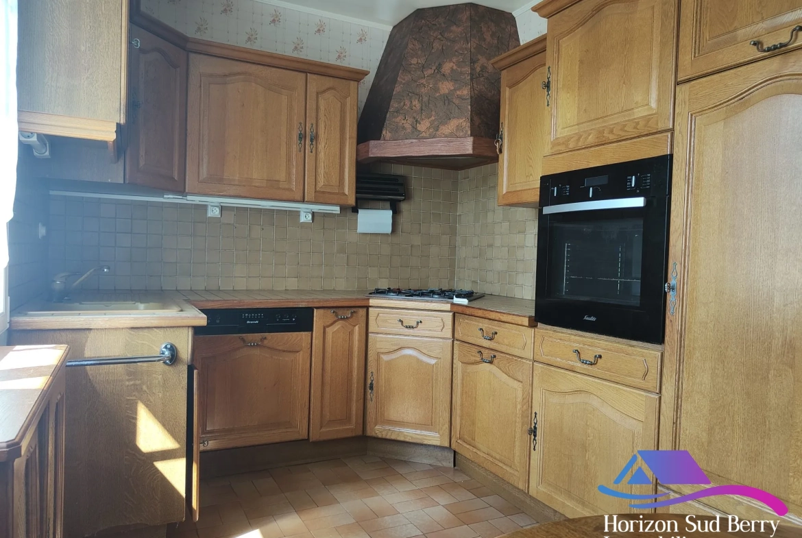 Cuisine aménagée et équipée Charmante maison de 4 chambres avec studio et jardin clos à La Châtre 