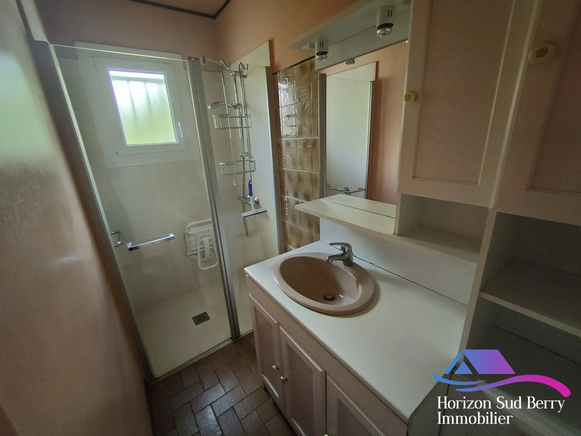 Salle d'eau  Charmante maison de 4 chambres avec studio et jardin clos à La Châtre 