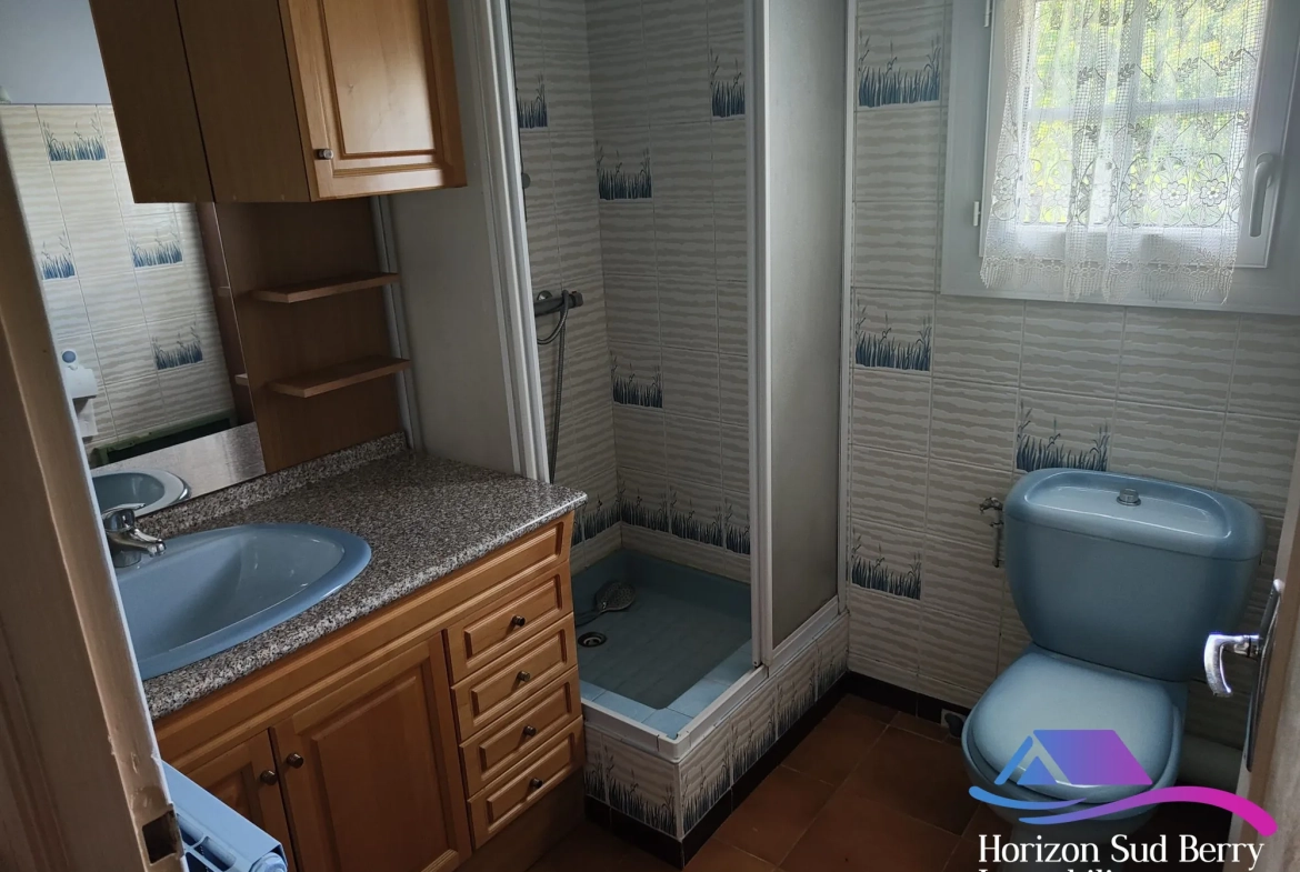 Salle d'eau / WC au 2ème Charmante maison de 4 chambres avec studio et jardin clos à La Châtre 