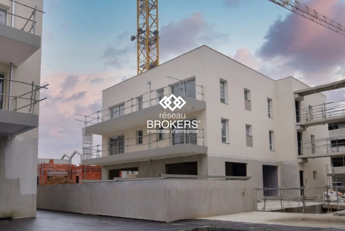 Locaux commerciaux neufs à vendre à Pusignan - Opportunités professionnelles en centre-ville 