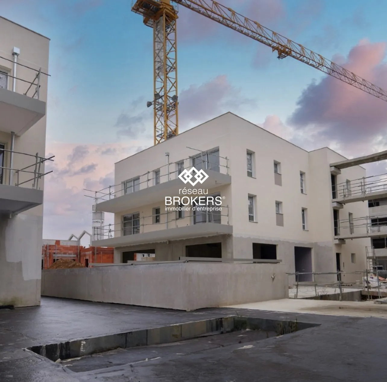 Locaux commerciaux neufs à vendre à Pusignan - Opportunités professionnelles en centre-ville 