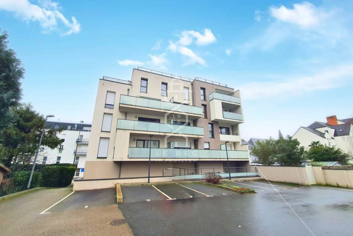 Appartement T2 récent avec terrasse et parking au centre de Lanester 