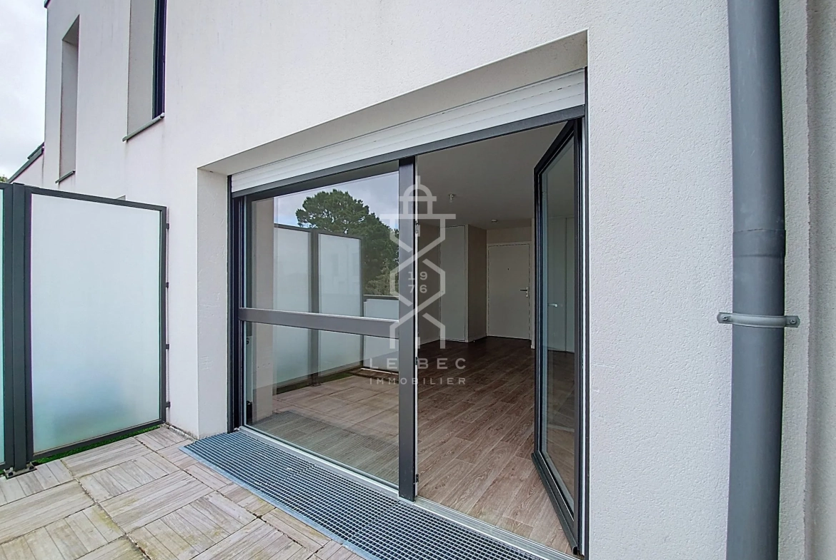 Appartement T2 récent avec terrasse et parking au centre de Lanester 