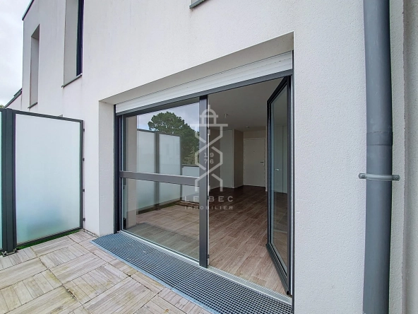 Appartement T2 récent avec terrasse et parking au centre de Lanester