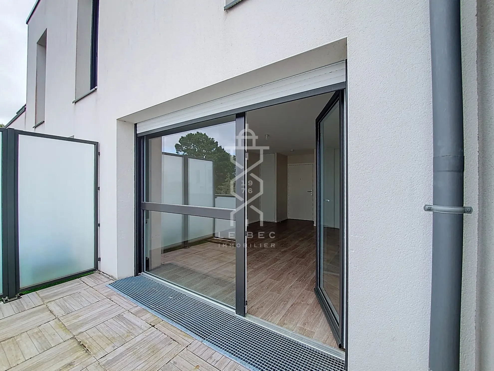 Appartement T2 récent avec terrasse et parking au centre de Lanester 