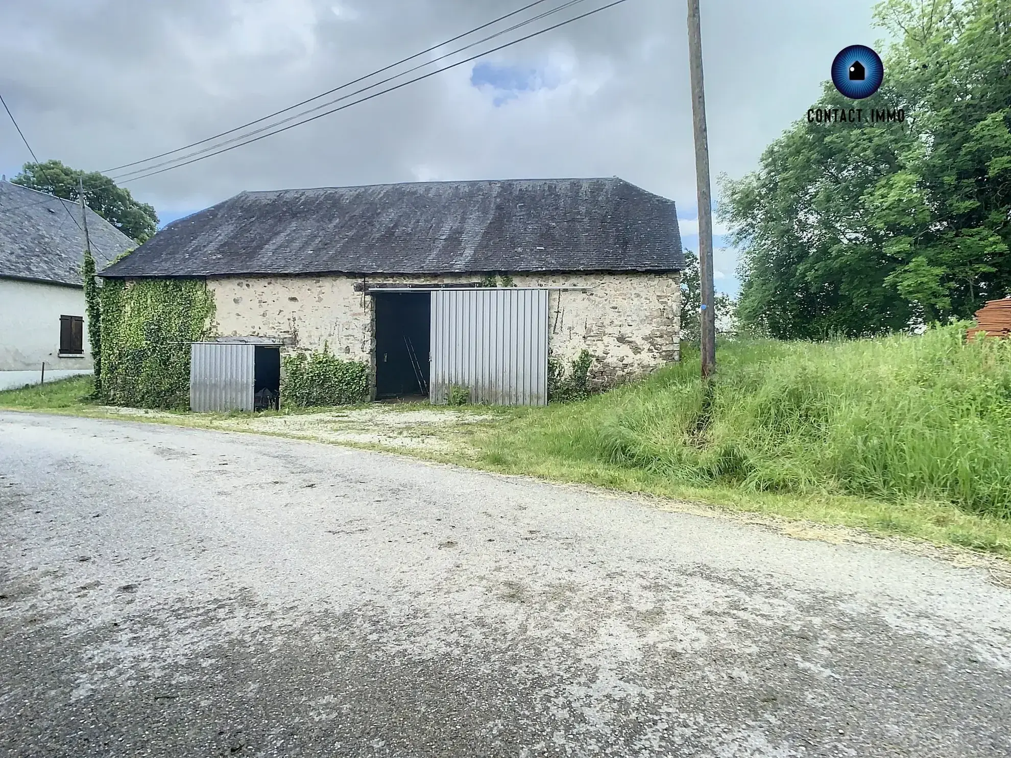 Grande grange à rénover à Saint Germain les Vergnes avec terrain de 900 m² 