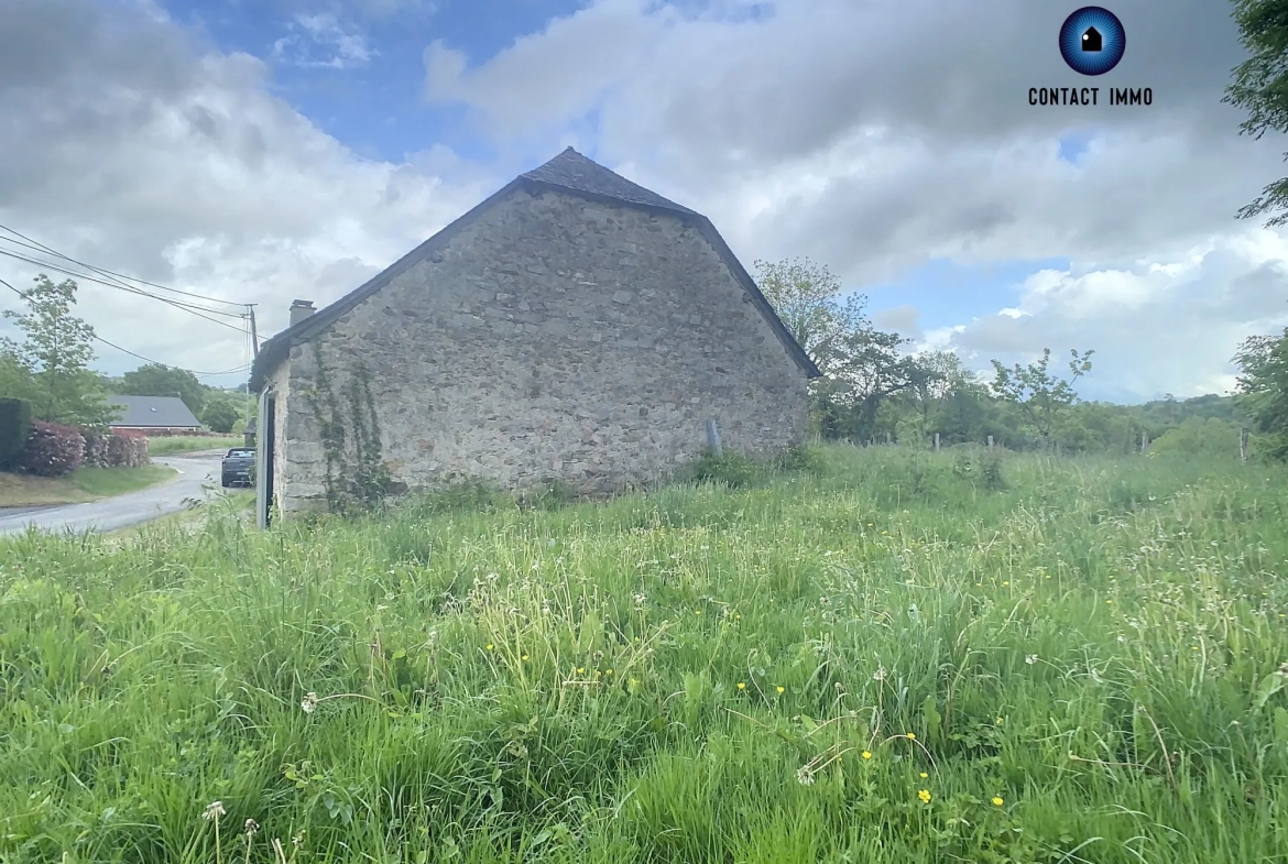 Grande grange à rénover à Saint Germain les Vergnes avec terrain de 900 m² 
