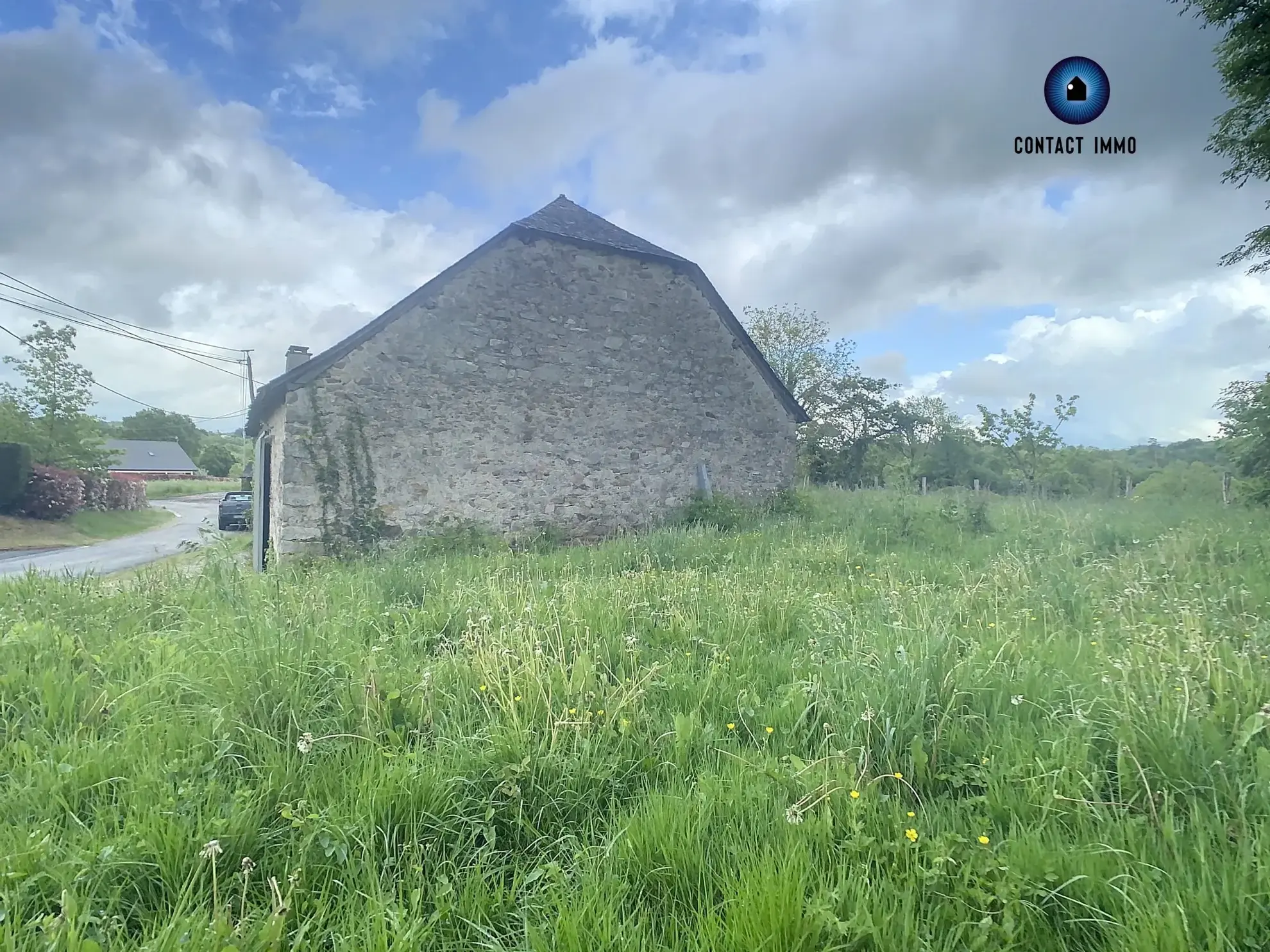 Grande grange à rénover à Saint Germain les Vergnes avec terrain de 900 m² 