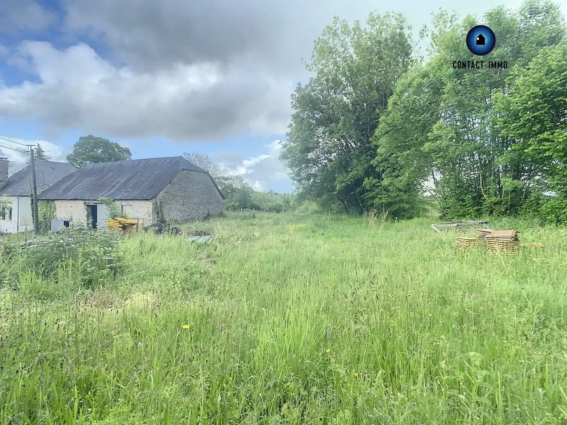 Grande grange à rénover à Saint Germain les Vergnes avec terrain de 900 m² 