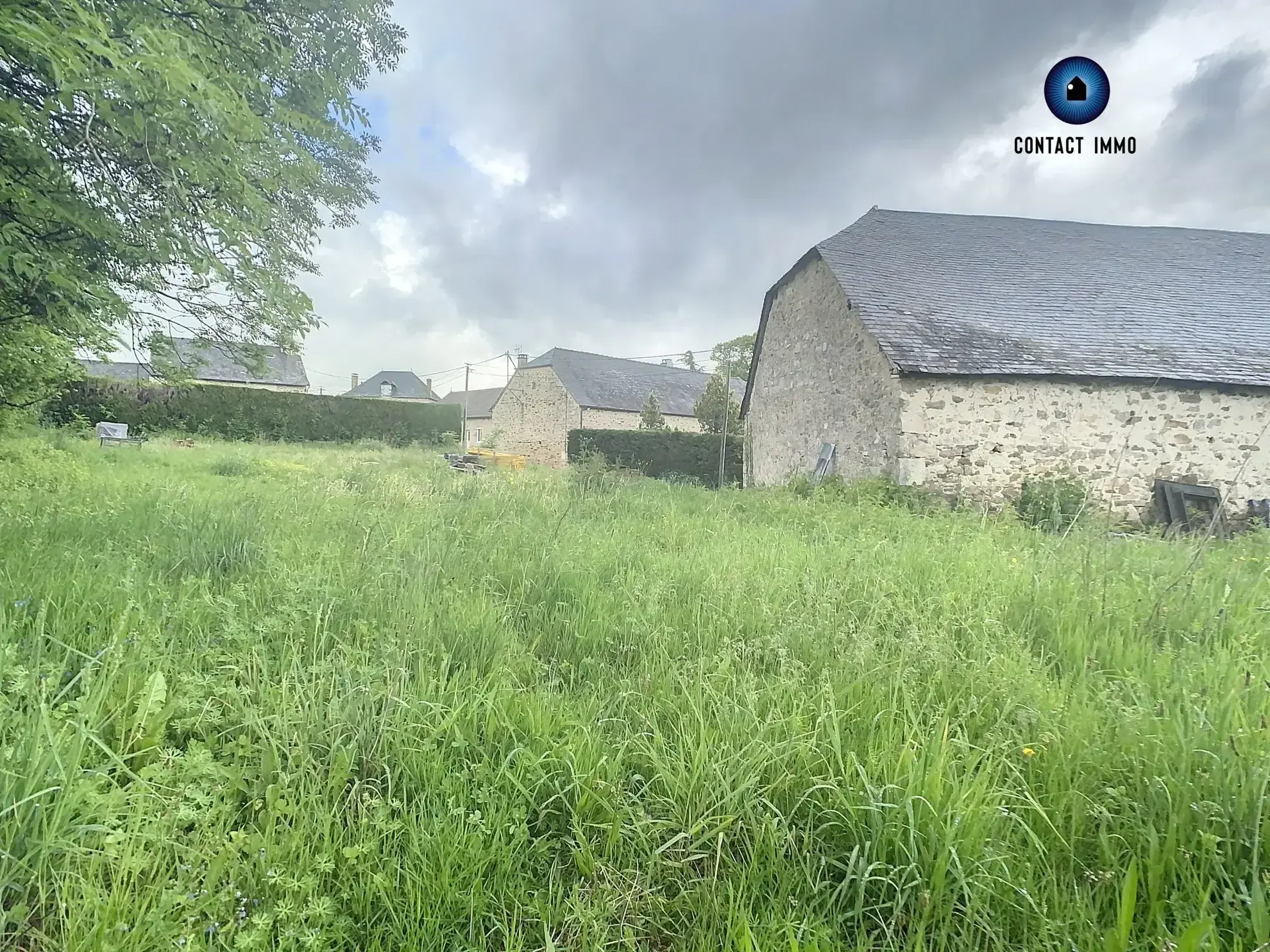 Grande grange à rénover à Saint Germain les Vergnes avec terrain de 900 m² 