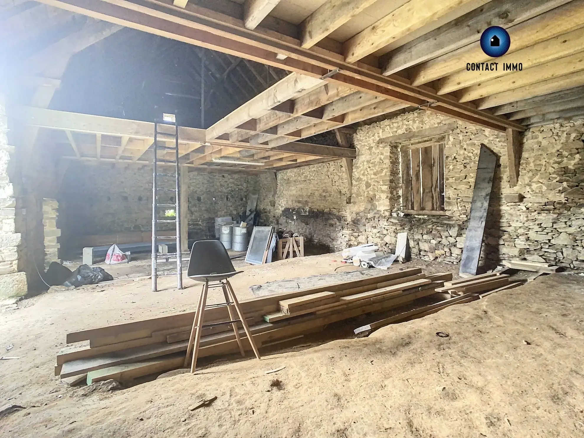 Grande grange à rénover à Saint Germain les Vergnes avec terrain de 900 m² 