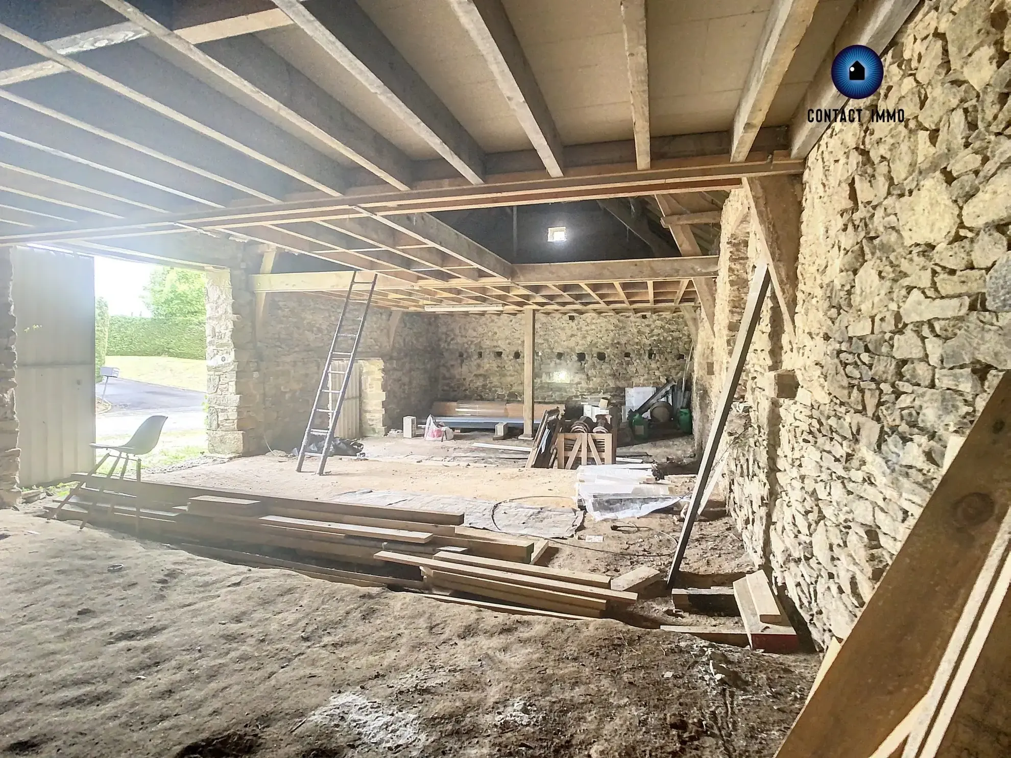 Grande grange à rénover à Saint Germain les Vergnes avec terrain de 900 m² 