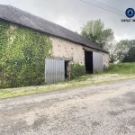 Grande grange à rénover à Saint Germain les Vergnes avec terrain de 900 m²