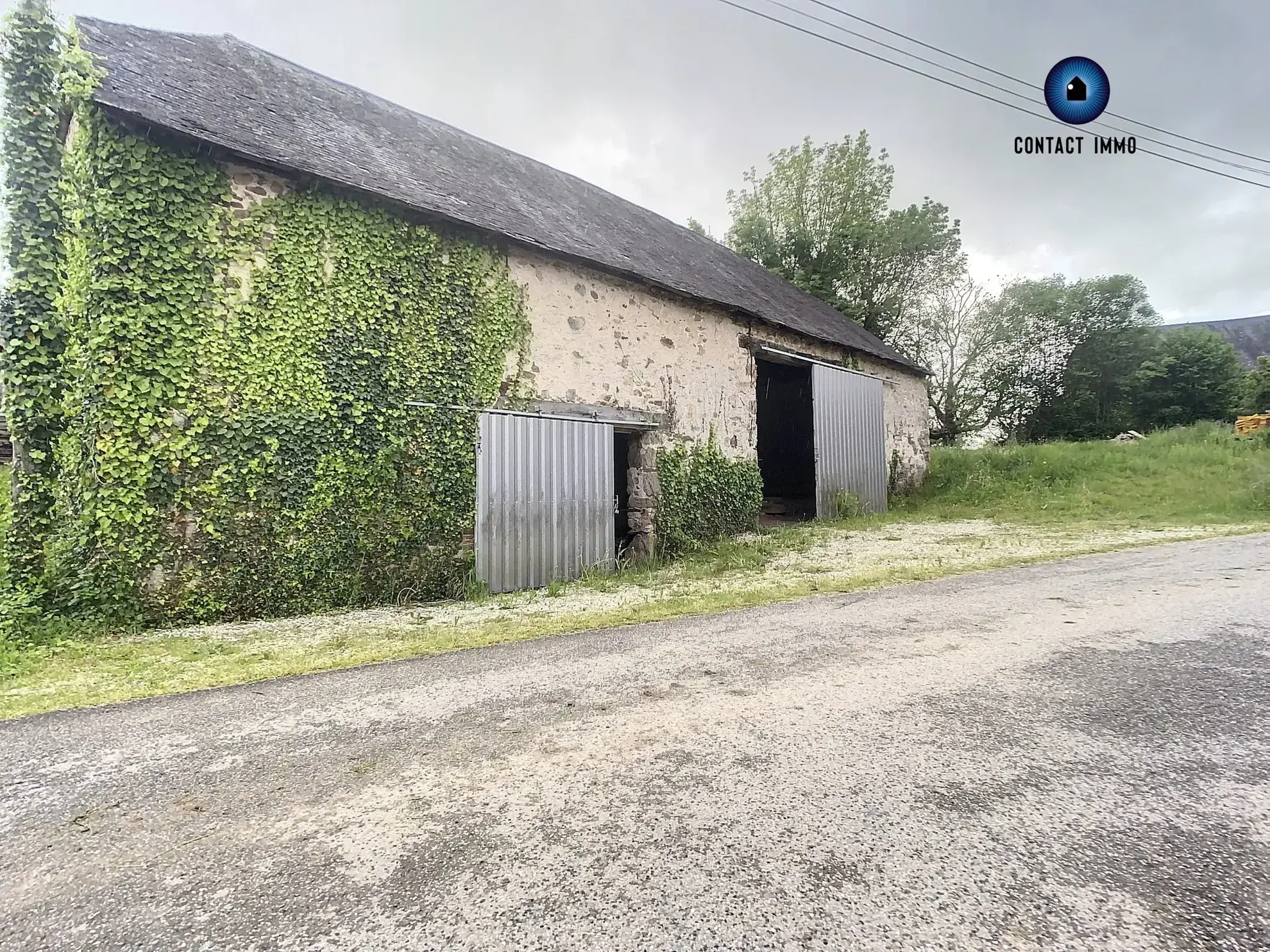 Grande grange à rénover à Saint Germain les Vergnes avec terrain de 900 m² 