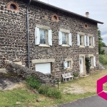 Ferme rénovée à Coubon avec vue panoramique - Potentiel d'investissement ou résidence