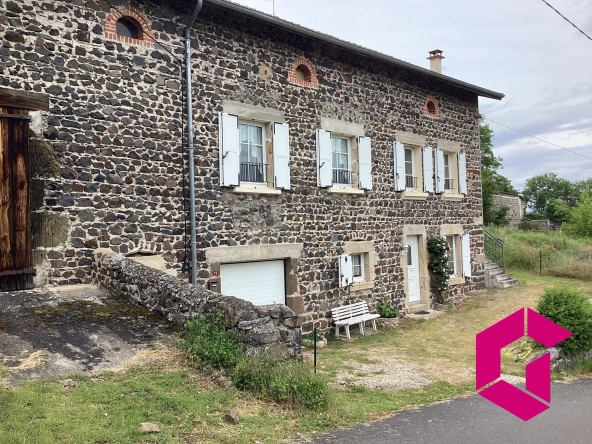 Ferme rénovée à Coubon avec vue panoramique - Potentiel d'investissement ou résidence