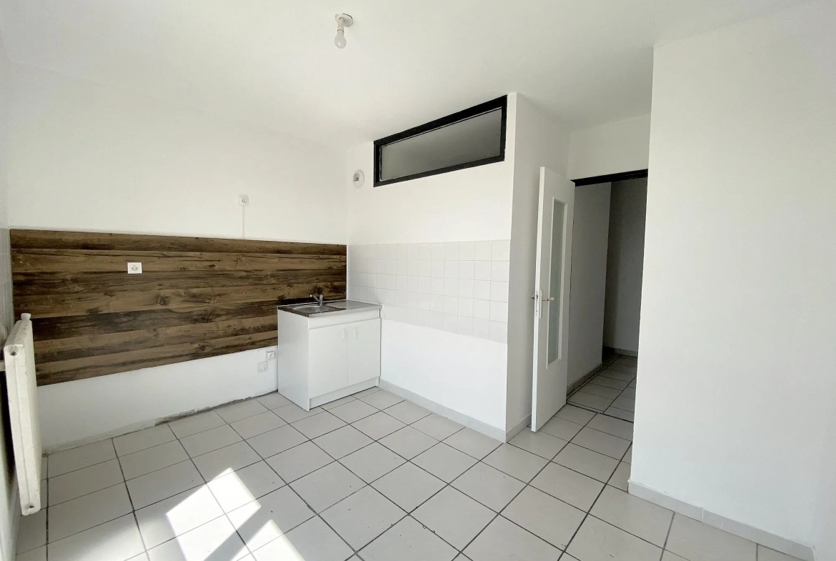 Cuisine À vendre appartement lumineux de 95,6 m² à Crest, dernier étage avec cave et stationnement 