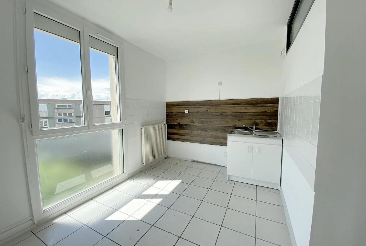 Cuisine À vendre appartement lumineux de 95,6 m² à Crest, dernier étage avec cave et stationnement 