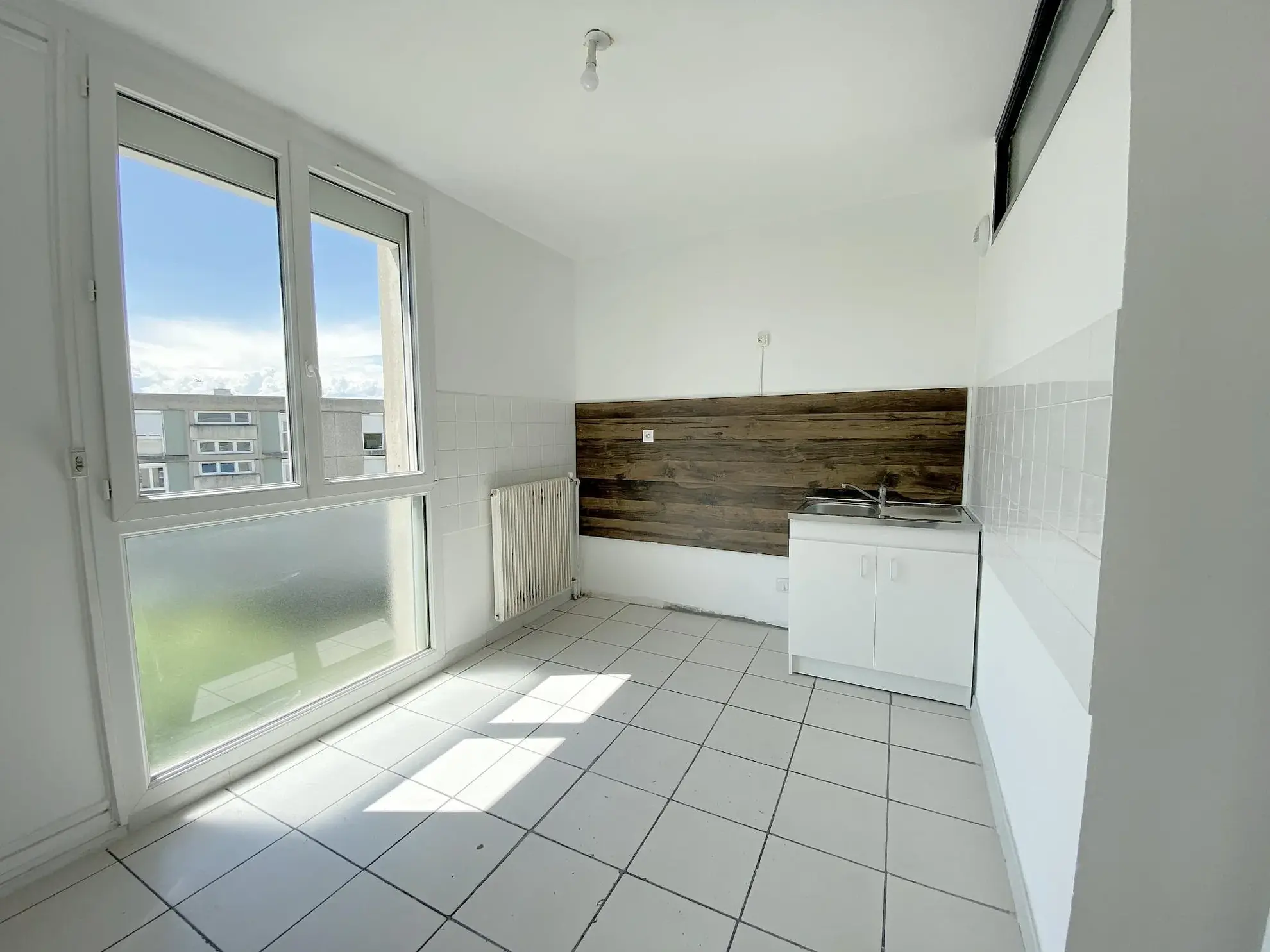 Cuisine À vendre appartement lumineux de 95,6 m² à Crest, dernier étage avec cave et stationnement 