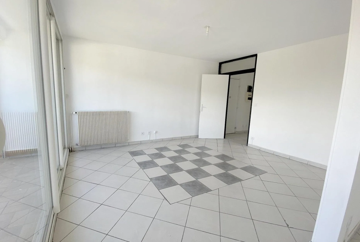 Séjour À vendre appartement lumineux de 95,6 m² à Crest, dernier étage avec cave et stationnement 