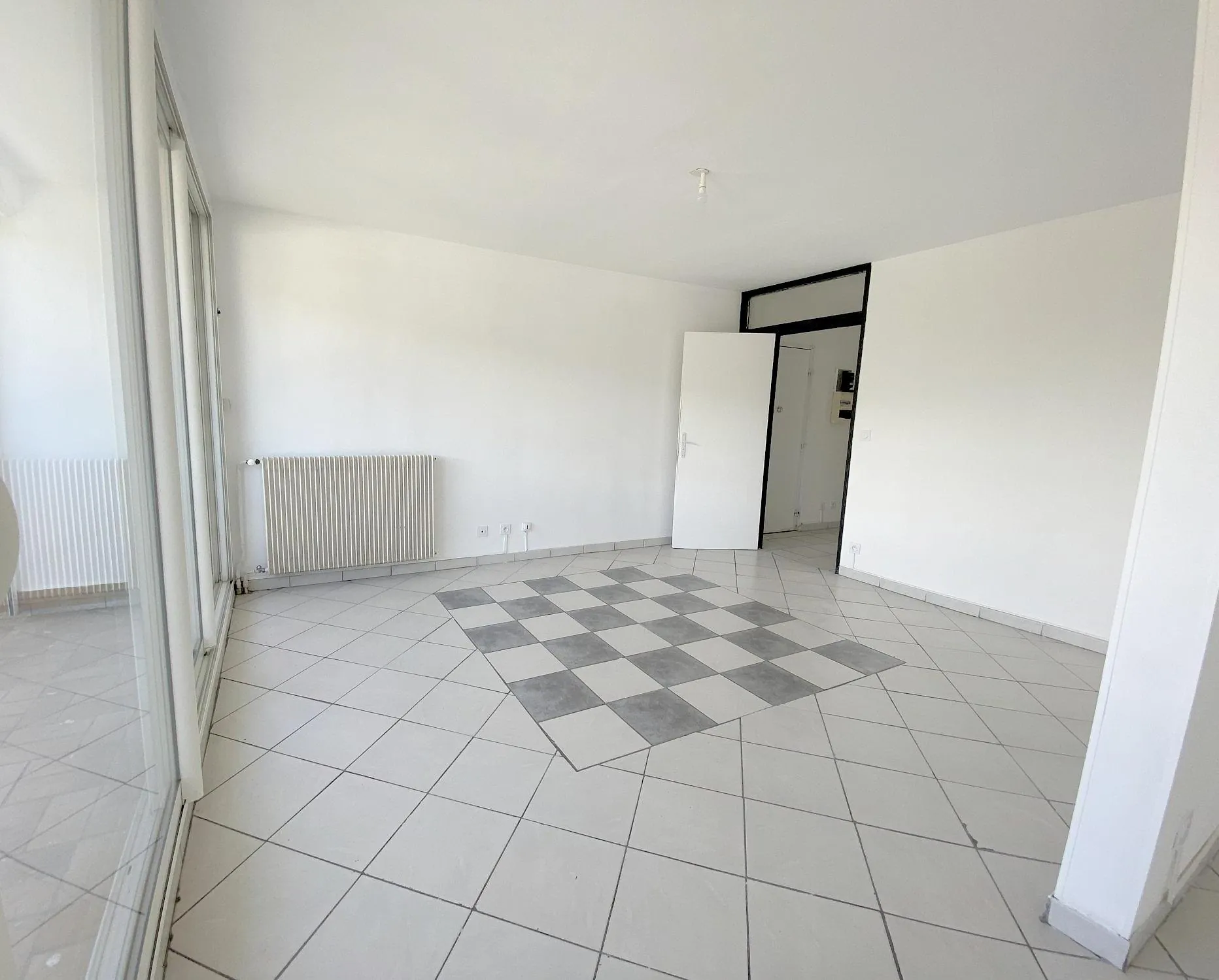 Séjour À vendre appartement lumineux de 95,6 m² à Crest, dernier étage avec cave et stationnement 