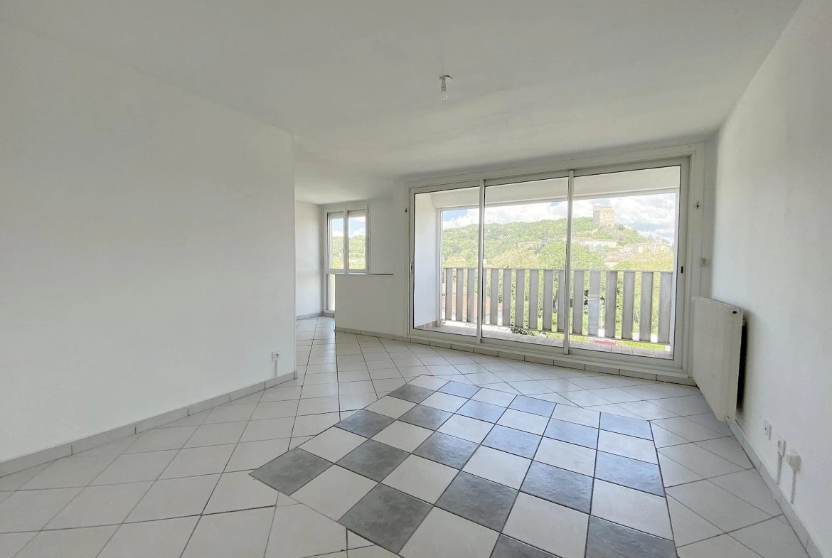 Séjour À vendre appartement lumineux de 95,6 m² à Crest, dernier étage avec cave et stationnement 