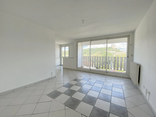 Séjour À vendre appartement lumineux de 95,6 m² à Crest, dernier étage avec cave et stationnement