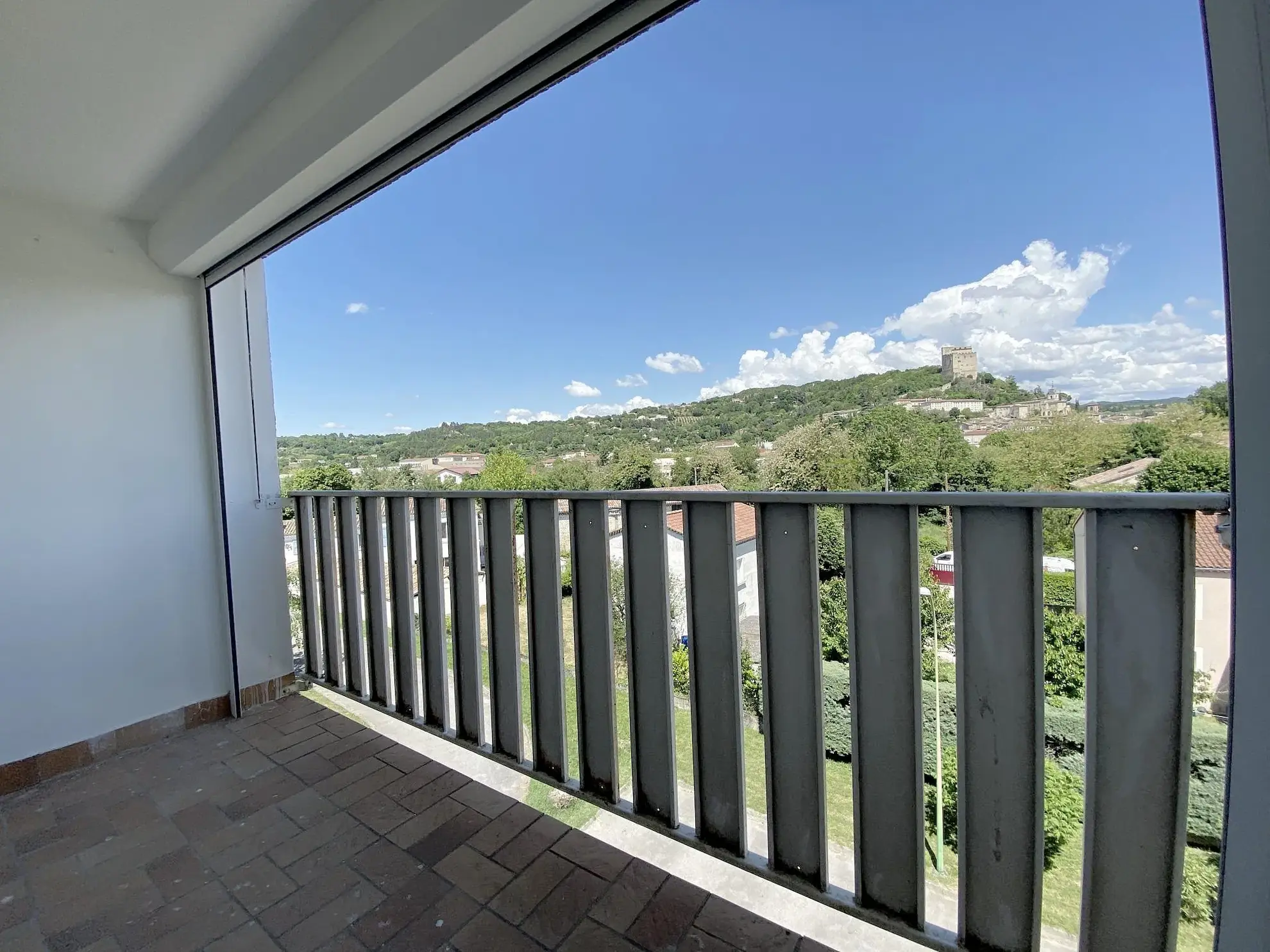Balcon À vendre appartement lumineux de 95,6 m² à Crest, dernier étage avec cave et stationnement 