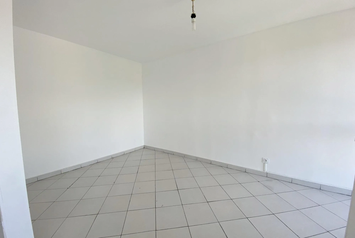 Salle à manger À vendre appartement lumineux de 95,6 m² à Crest, dernier étage avec cave et stationnement 