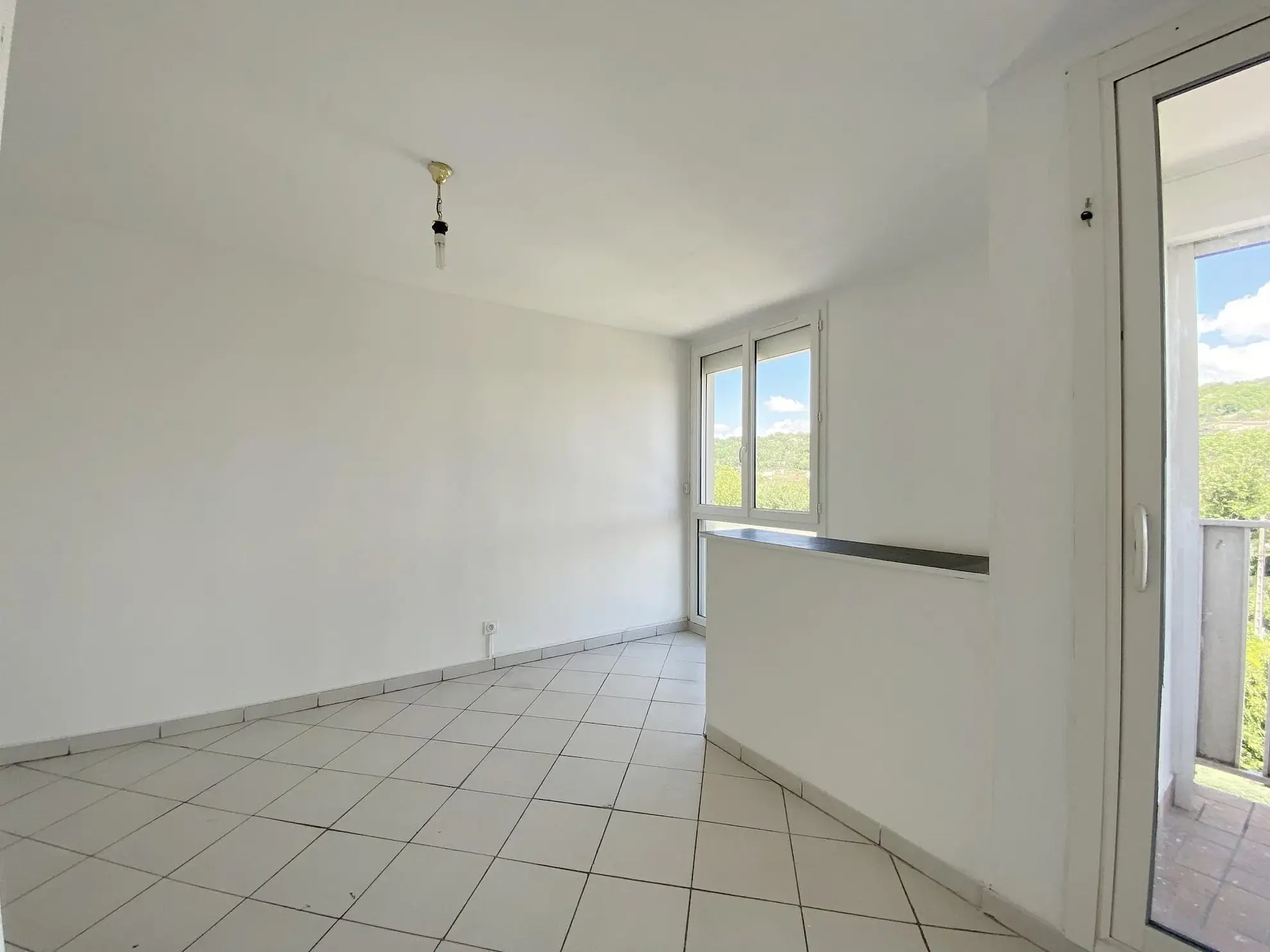 Salle à manger À vendre appartement lumineux de 95,6 m² à Crest, dernier étage avec cave et stationnement 