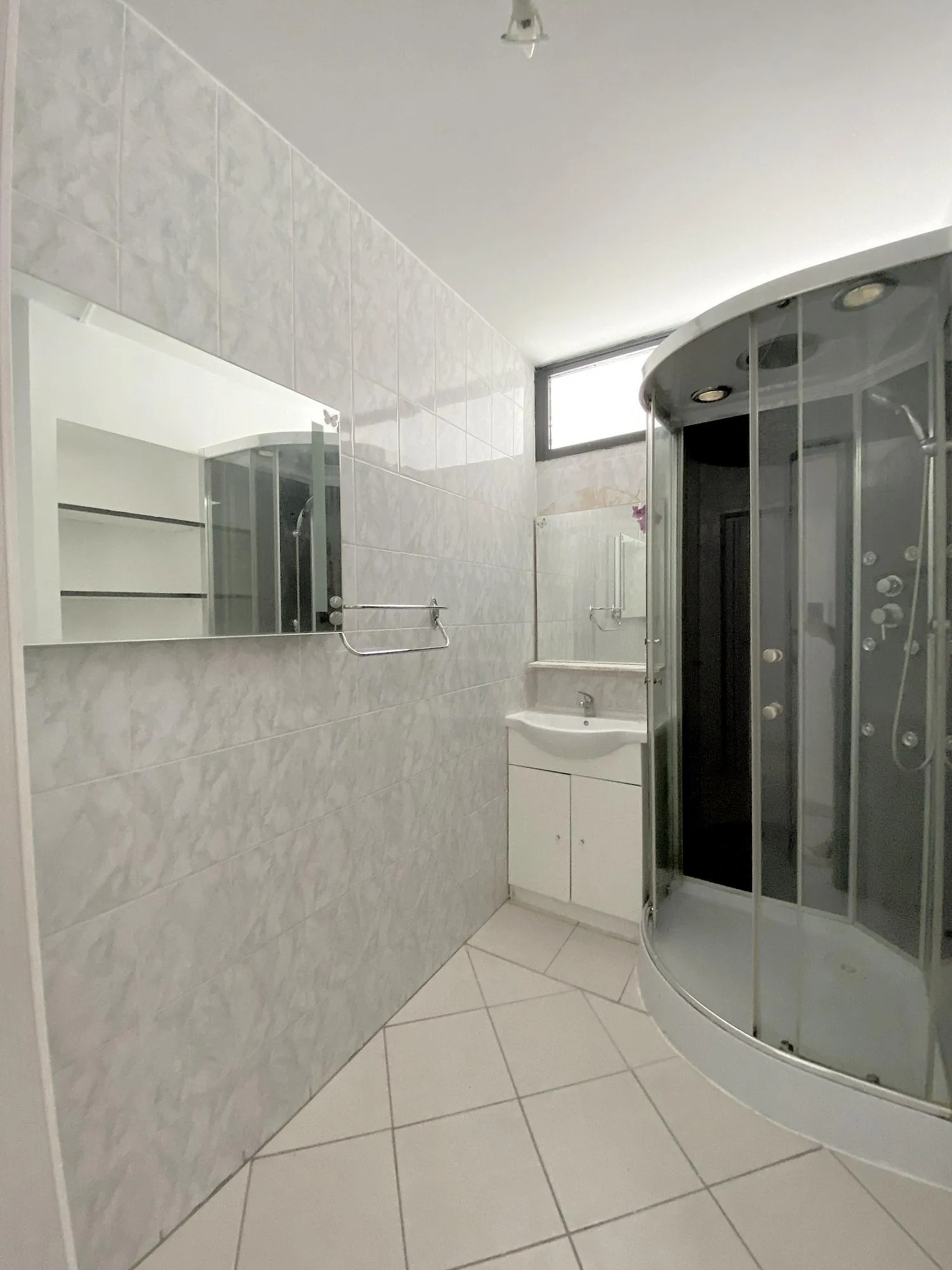 SDE À vendre appartement lumineux de 95,6 m² à Crest, dernier étage avec cave et stationnement 