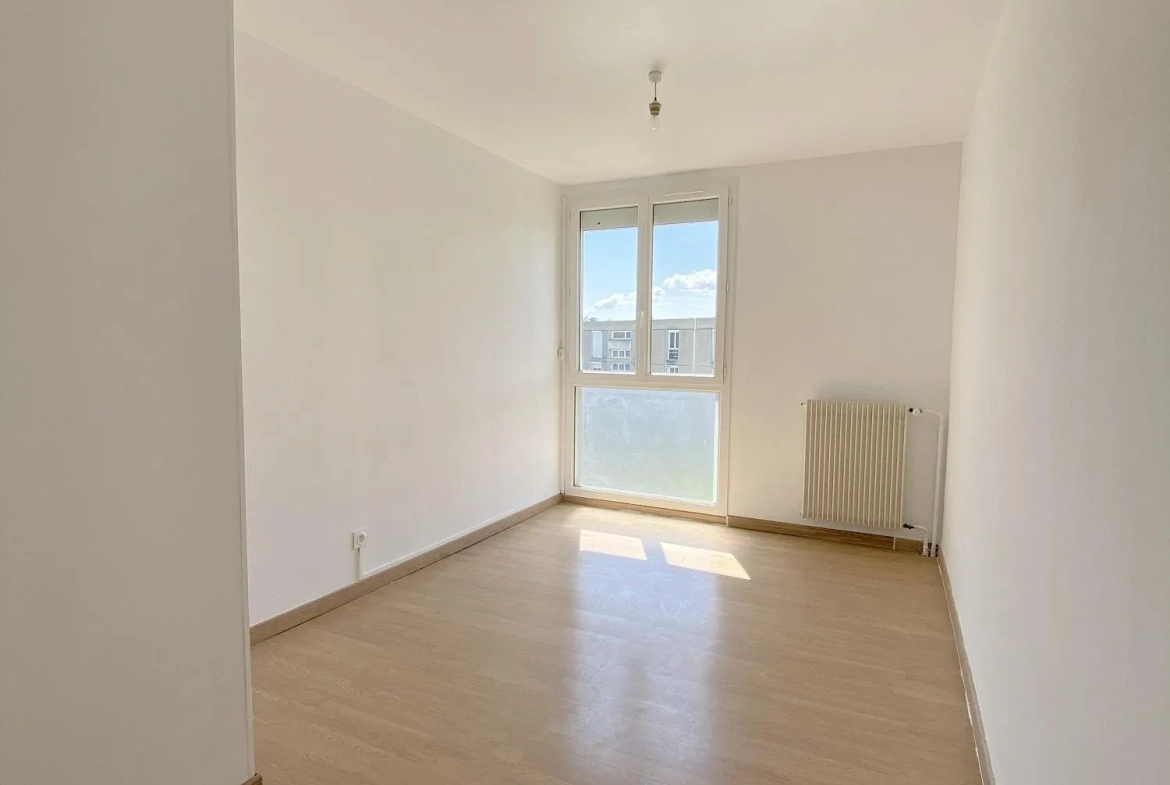 Chambre 1  À vendre appartement lumineux de 95,6 m² à Crest, dernier étage avec cave et stationnement 
