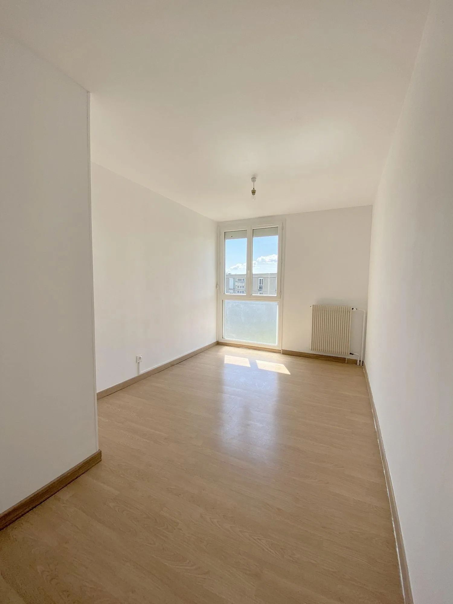Chambre 1  À vendre appartement lumineux de 95,6 m² à Crest, dernier étage avec cave et stationnement 