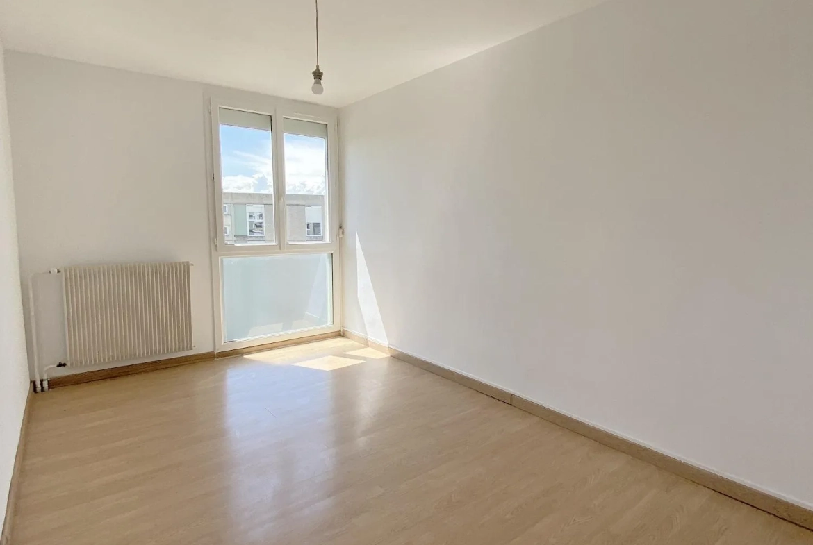 À vendre appartement lumineux de 95,6 m² à Crest, dernier étage avec cave et stationnement 