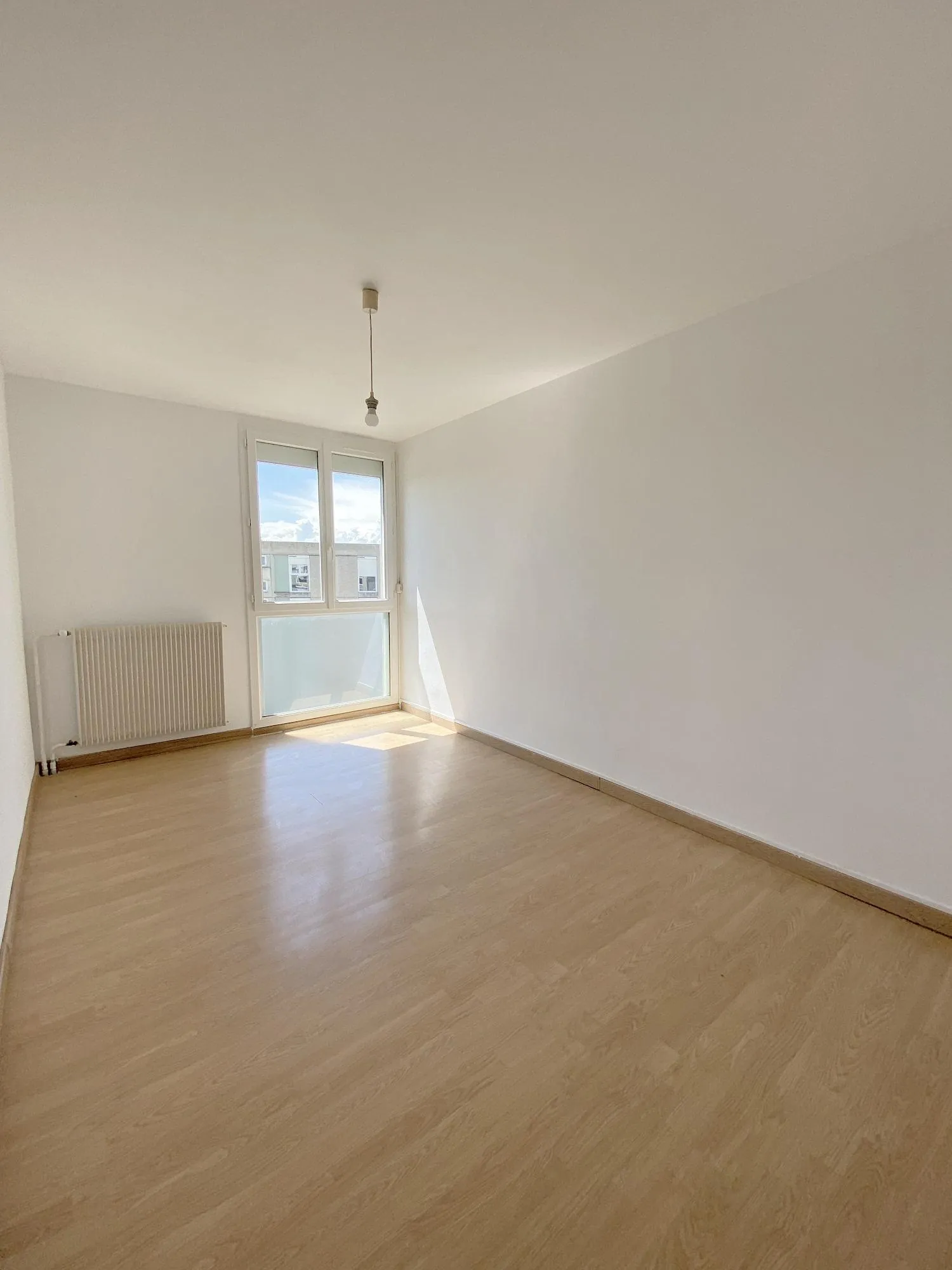 À vendre appartement lumineux de 95,6 m² à Crest, dernier étage avec cave et stationnement 