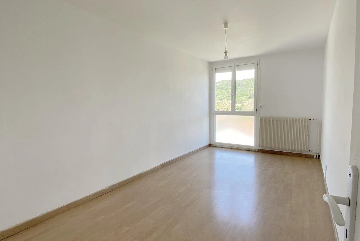 Chambre 3  À vendre appartement lumineux de 95,6 m² à Crest, dernier étage avec cave et stationnement 