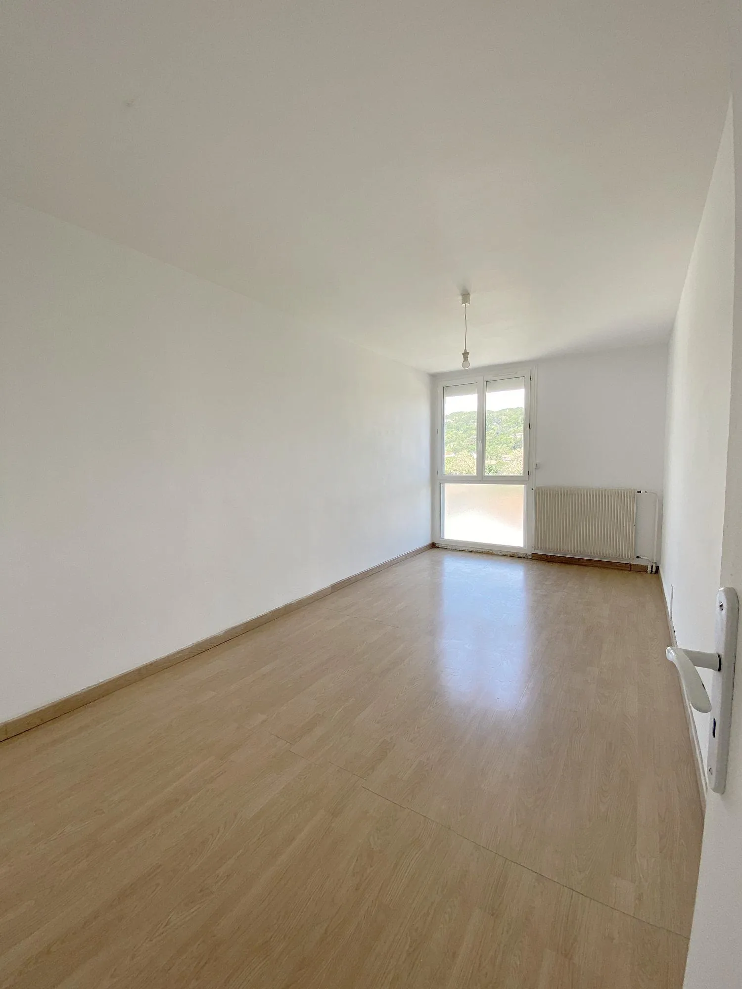 Chambre 3  À vendre appartement lumineux de 95,6 m² à Crest, dernier étage avec cave et stationnement 