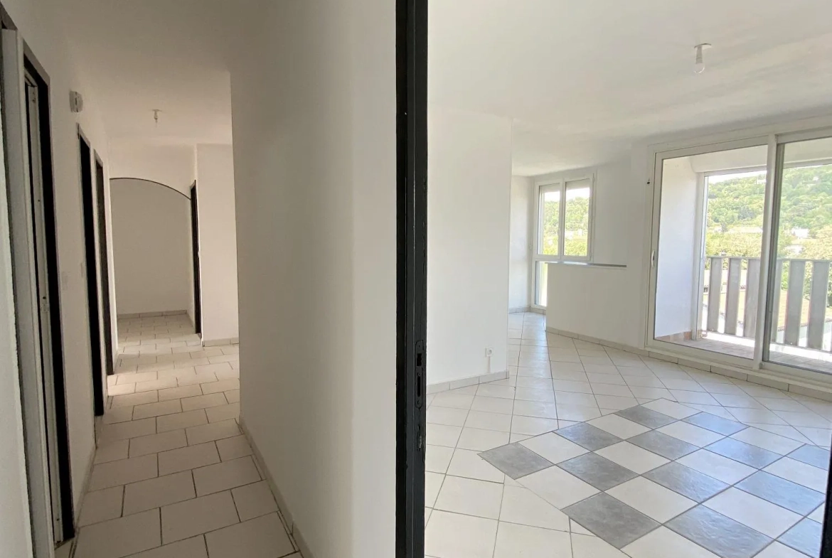 Entrée À vendre appartement lumineux de 95,6 m² à Crest, dernier étage avec cave et stationnement 