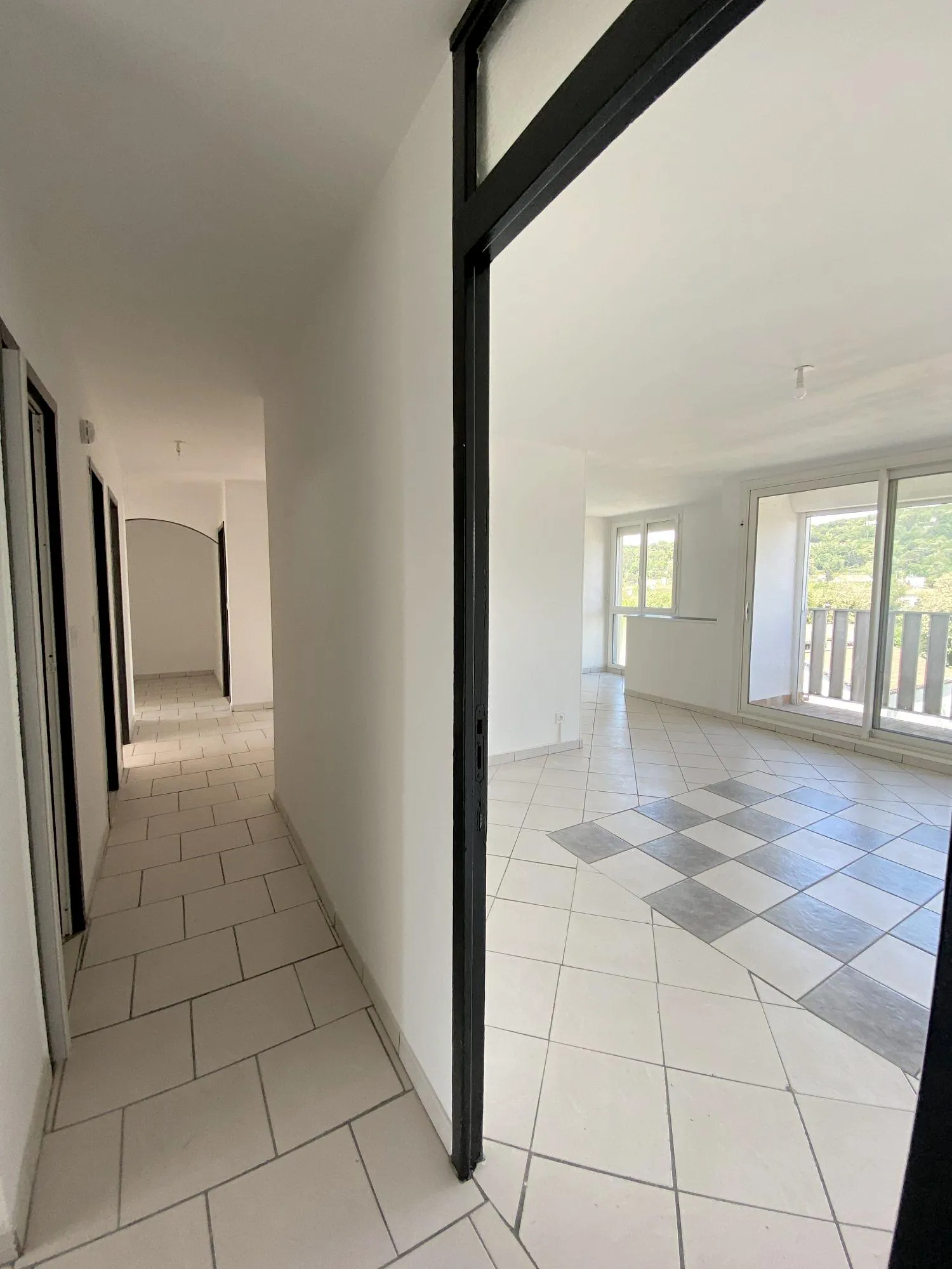 Entrée À vendre appartement lumineux de 95,6 m² à Crest, dernier étage avec cave et stationnement 