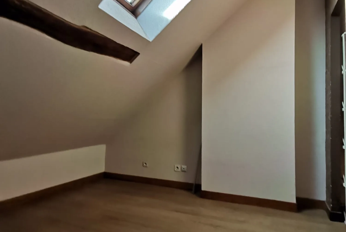 Maison à vendre à Sainte Mesme - Charmante maison de ville avec jardin et garage 