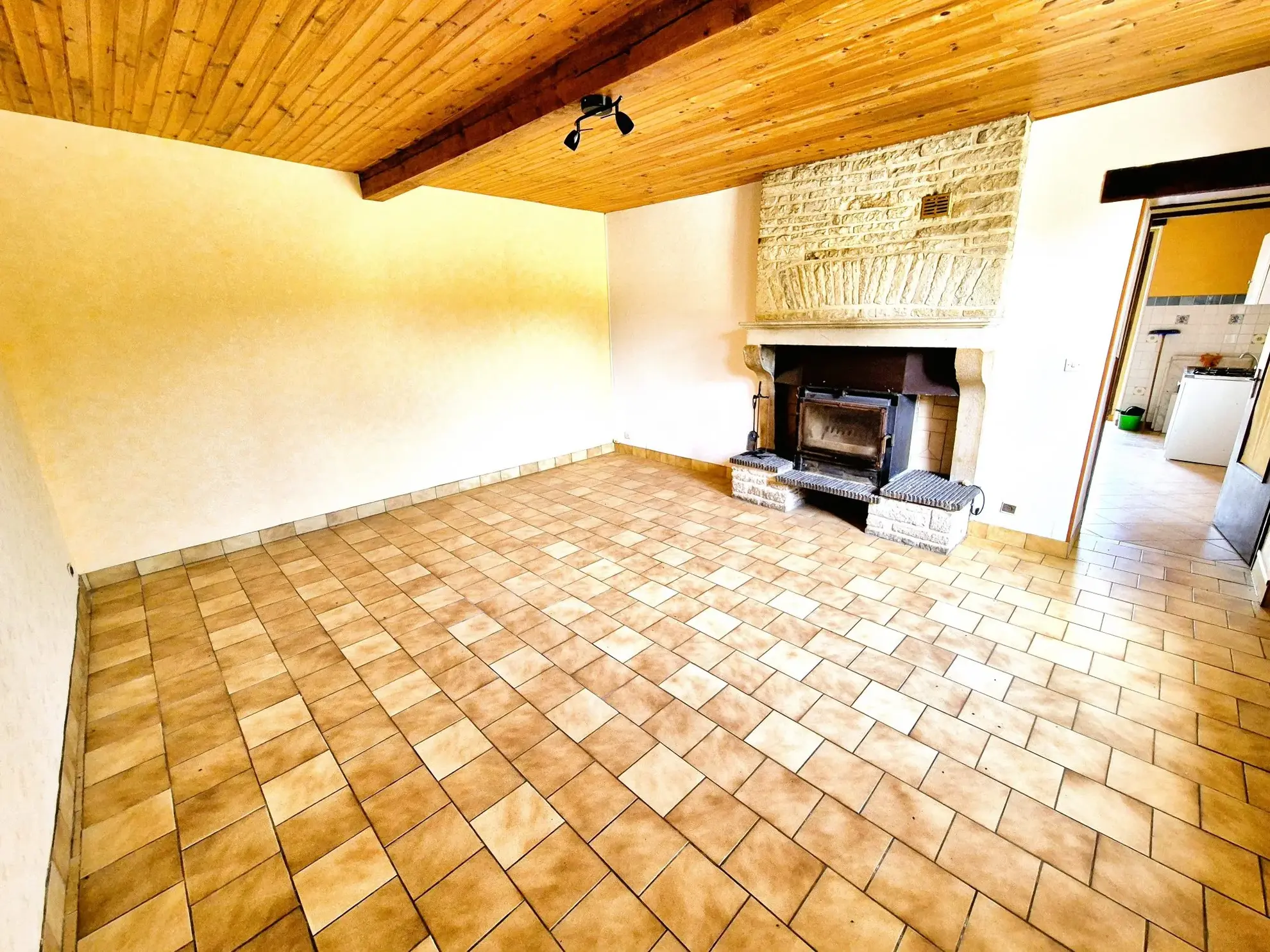 Charmante maison en pierre avec terrasse et potentiel locatif à Cunfin 