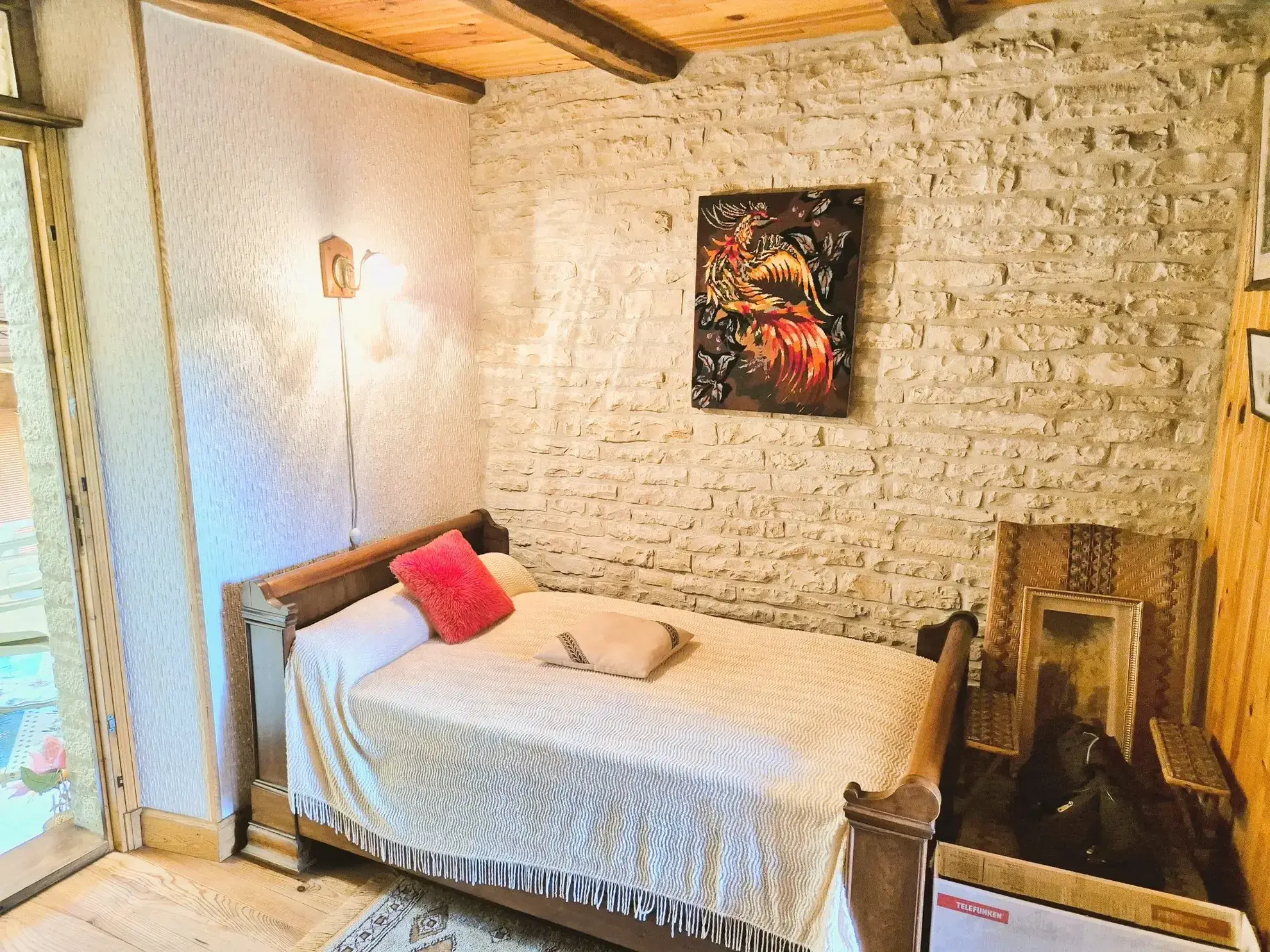 Charmante maison en pierre avec terrasse et potentiel locatif à Cunfin 