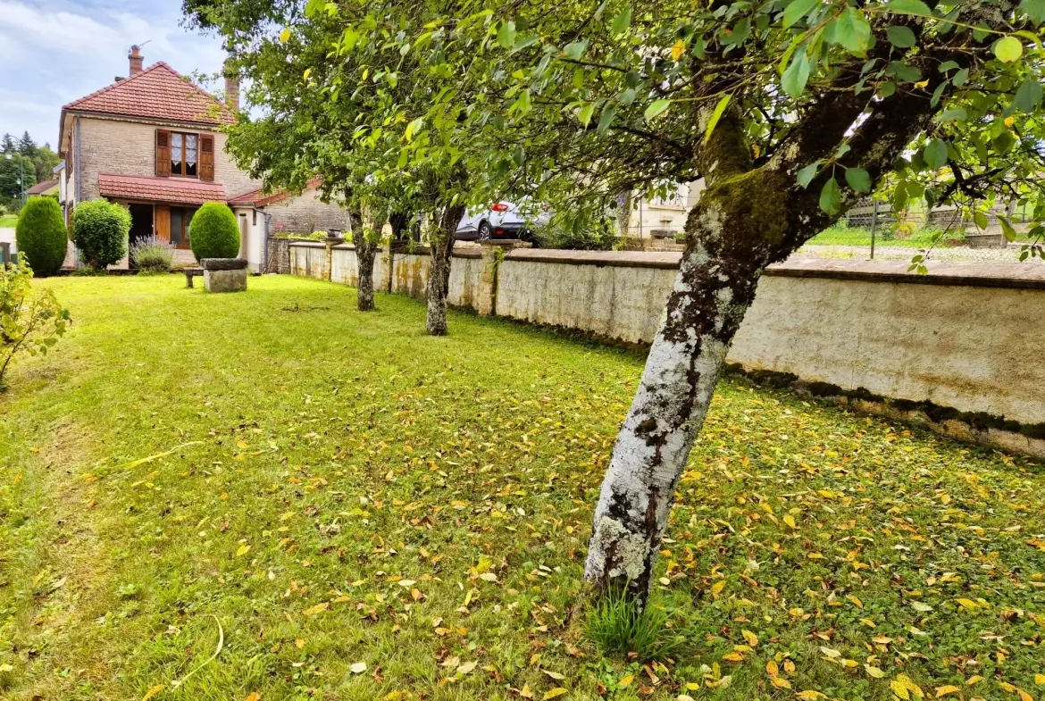 Charmante maison en pierre avec terrasse et potentiel locatif à Cunfin 