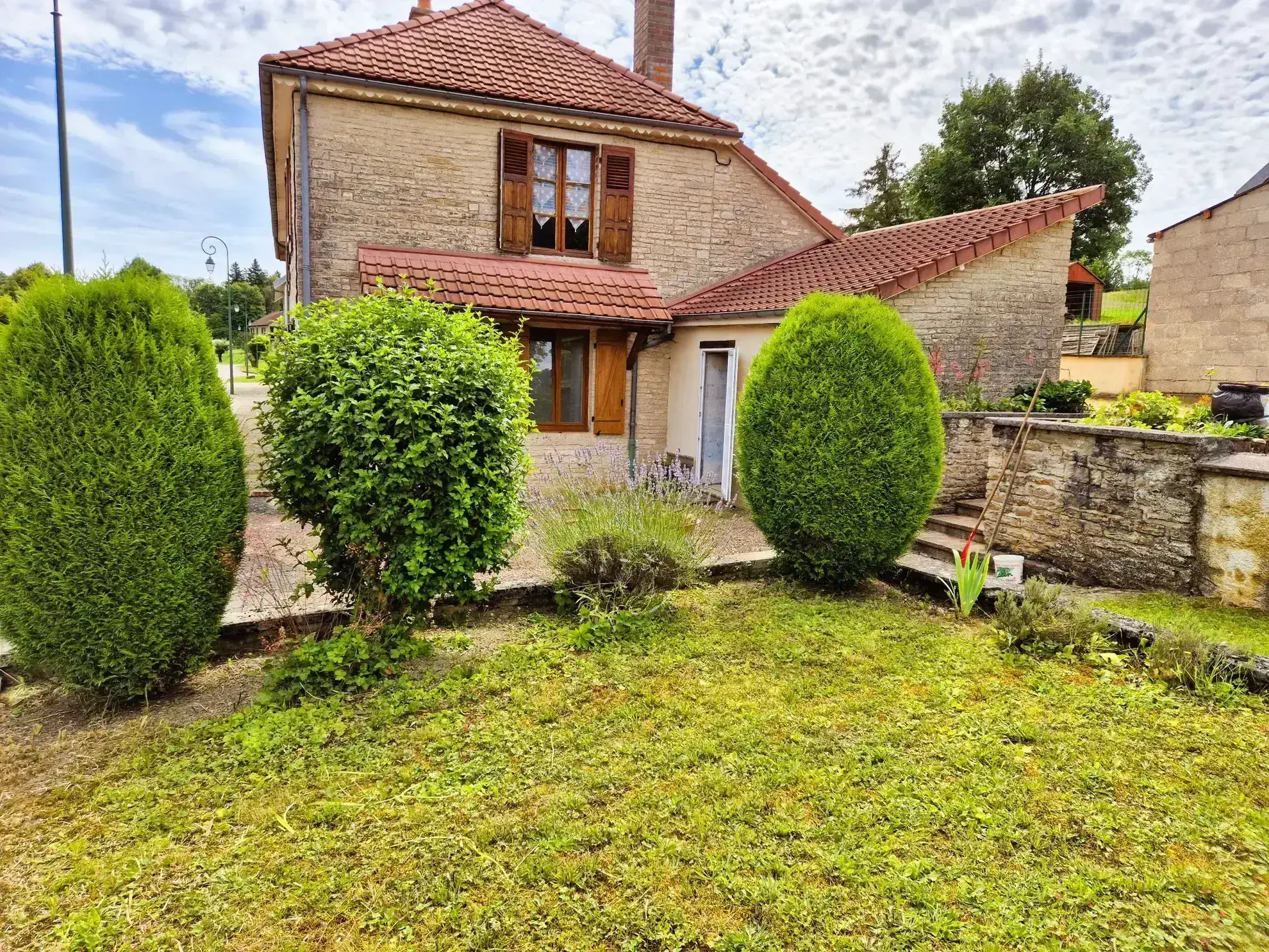 Charmante maison en pierre avec terrasse et potentiel locatif à Cunfin 