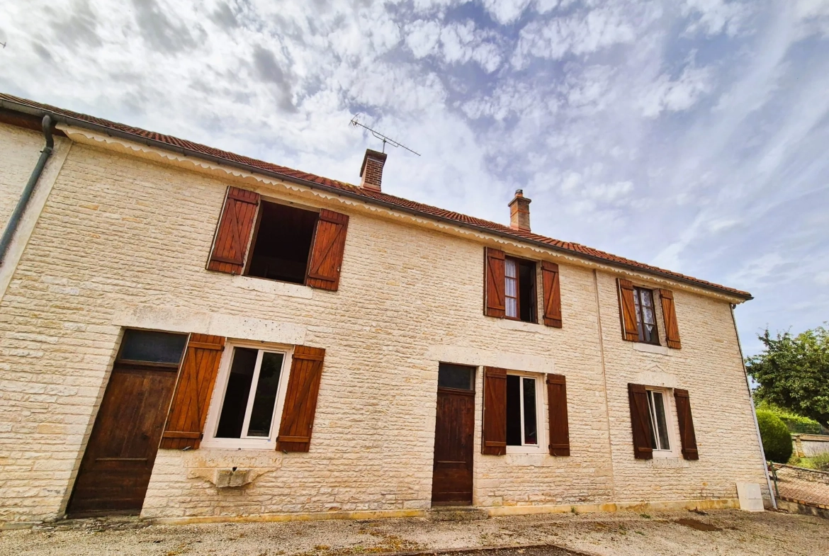Charmante maison en pierre avec terrasse et potentiel locatif à Cunfin 