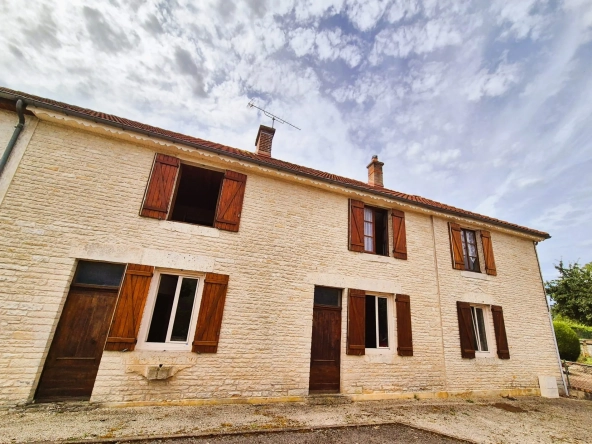Charmante maison en pierre avec terrasse et potentiel locatif à Cunfin