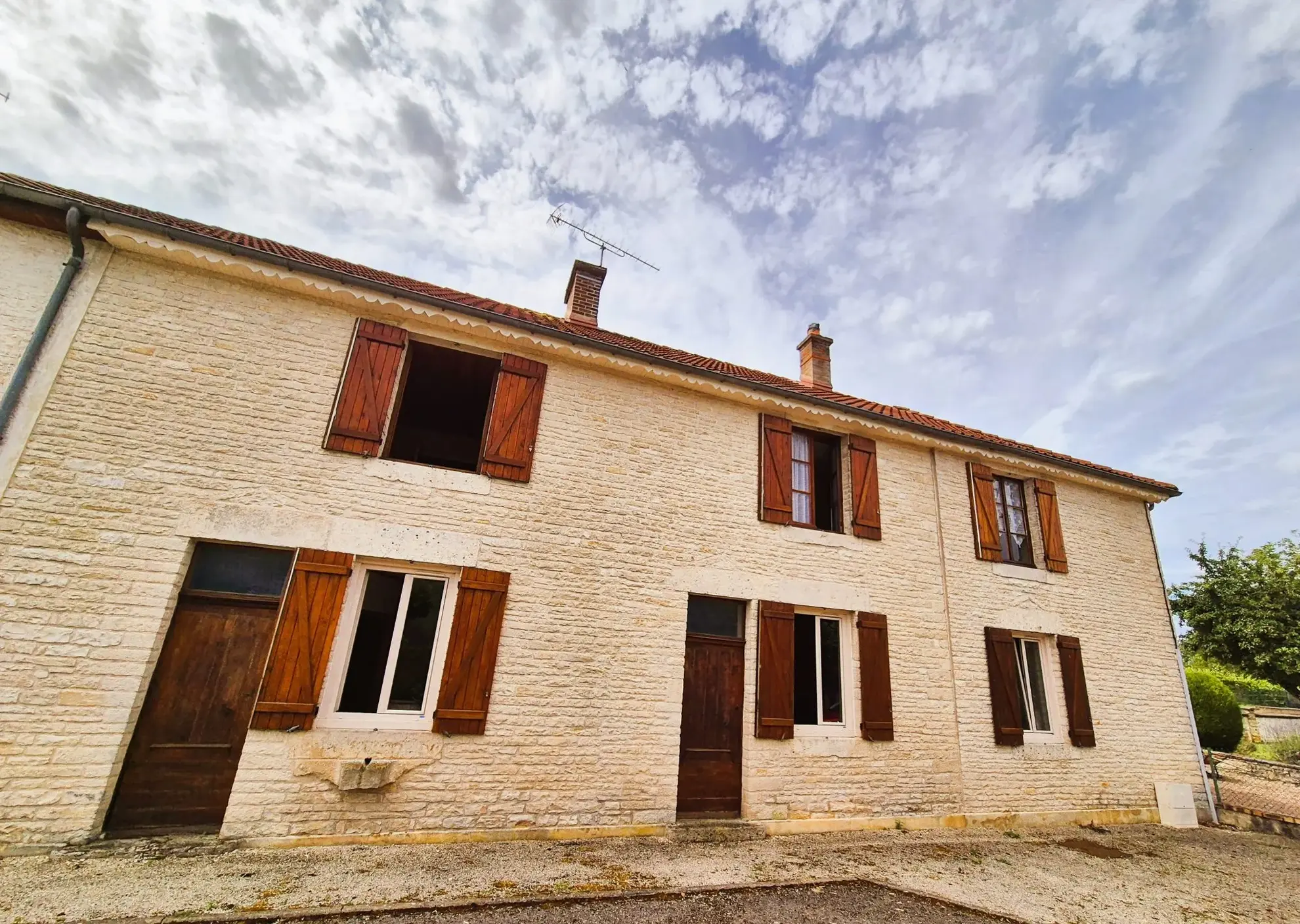 Charmante maison en pierre avec terrasse et potentiel locatif à Cunfin 