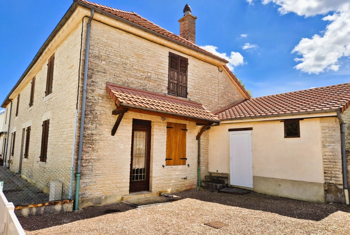 Charmante maison en pierre avec terrasse et potentiel locatif à Cunfin 